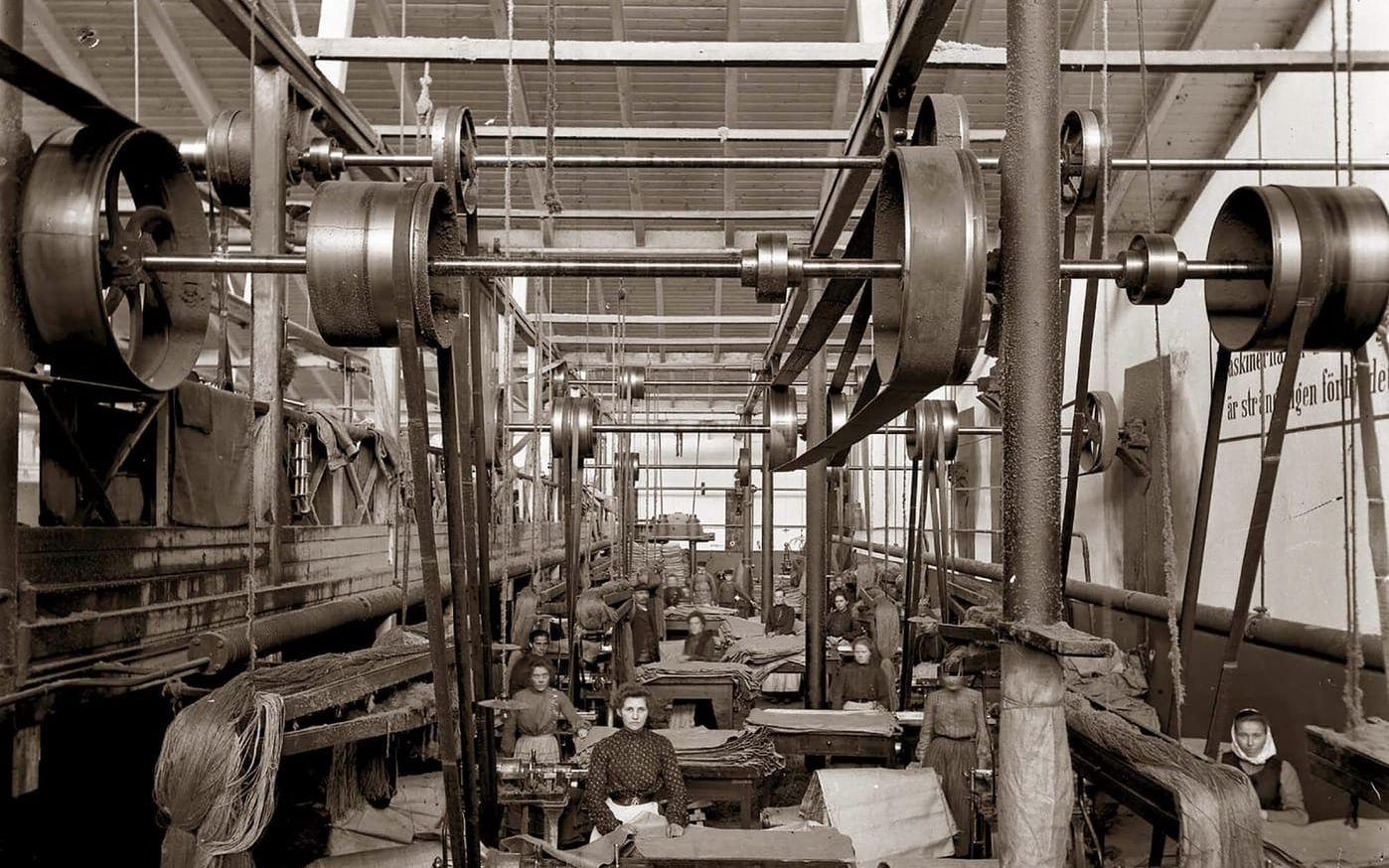 Inifrån fabriken. I sysalen syddes jutesäckar av tygmaterialet som vävts i fabriken. Bilden är från tidigt 1900-tal.
