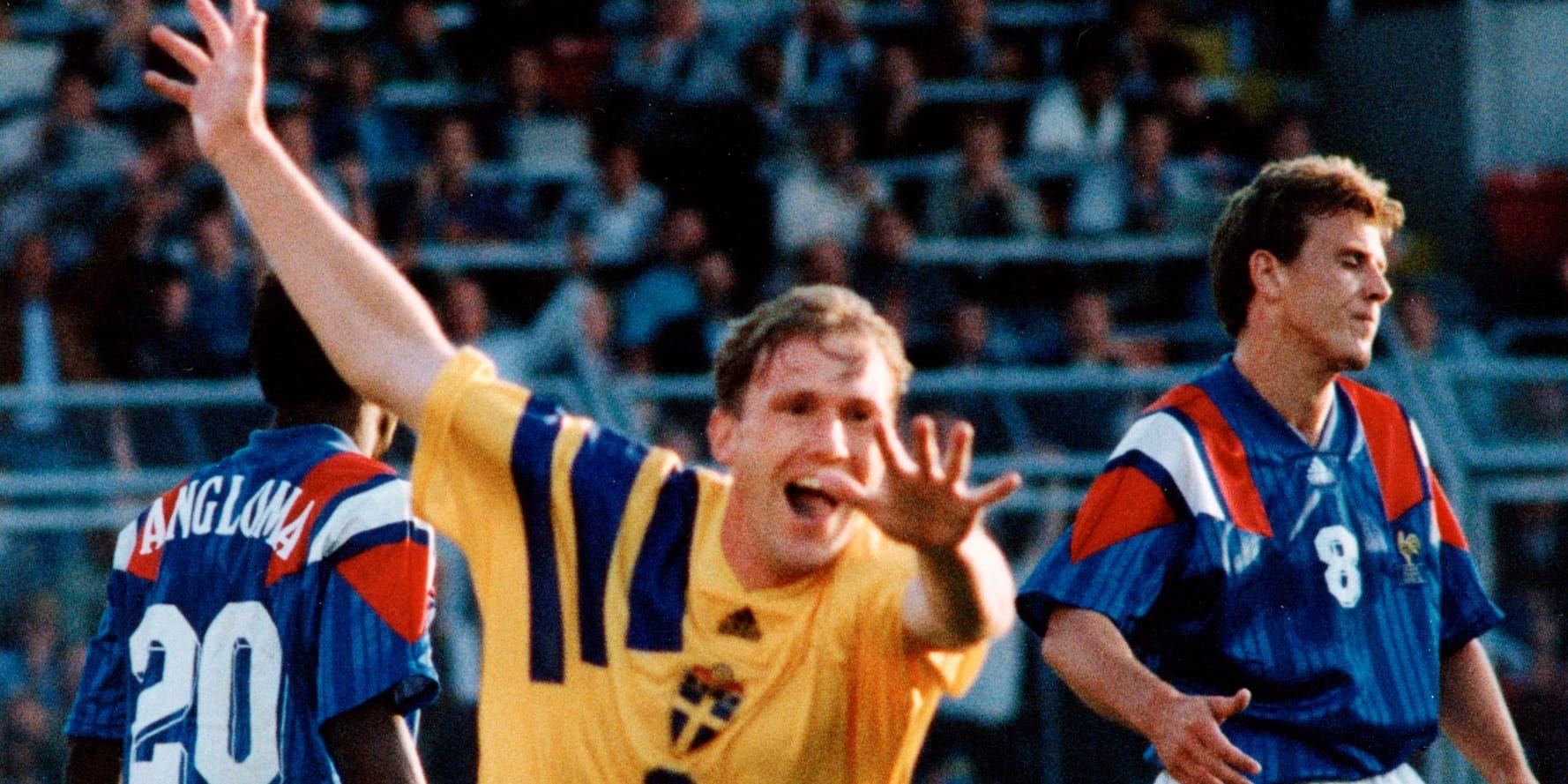 Janne Eriksson jublar efter att han nickat in 1-0 målet mot Frankrike under fotbolls EM på Råsunda, Stockholm, den 10 Juni 1992. Arkivbild.