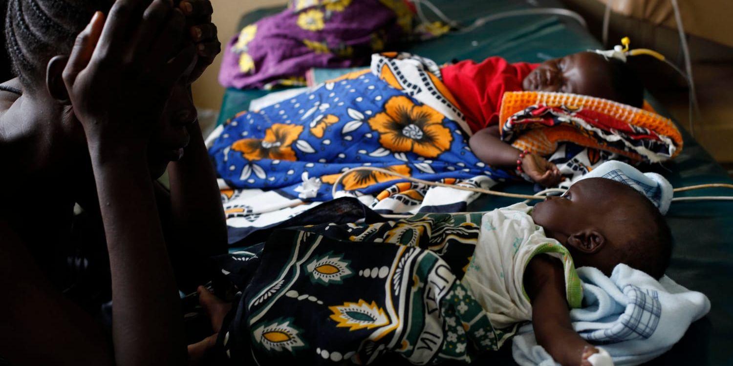 En kenyansk kvinna intill sitt barn som drabbats av malaria. Arkivbild.