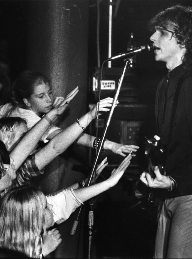 Joakim Thåström i Ebba Grön på scen i Södertälje 21 oktober 1981 vid premiären av "Fula pojkar"-turnén. 2014 valdes bandet in i Swedish Music Hall of Fame. Ebba Grön var det första punkband att värvas av klassiska  proggbolaget MNW. Bandet hämtade många influenser från proggrörelsen och turnerade med bland andra Eldkvarn och Dag Vag. 1999 fick Ebba Grön erbjudande om att återförenas för tre spelningar, detta för ett arvode på 18 miljoner kronor. Thåström tackade nej. Däremot återförenades bandet kortvarigt 2003 i samband med att Clash-gitarristen Mick Jones kom på Sverigebesök; de spelade tre Clash-låtar med honom under ett välgörenhetsevenemang som hedrade forna sångaren Joe Strummer som dött det året.  Foto: Ingvar Svensson