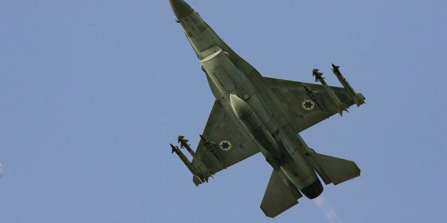 Ett israeliskt stridsflygplan av typen F-16. Arkivbild.