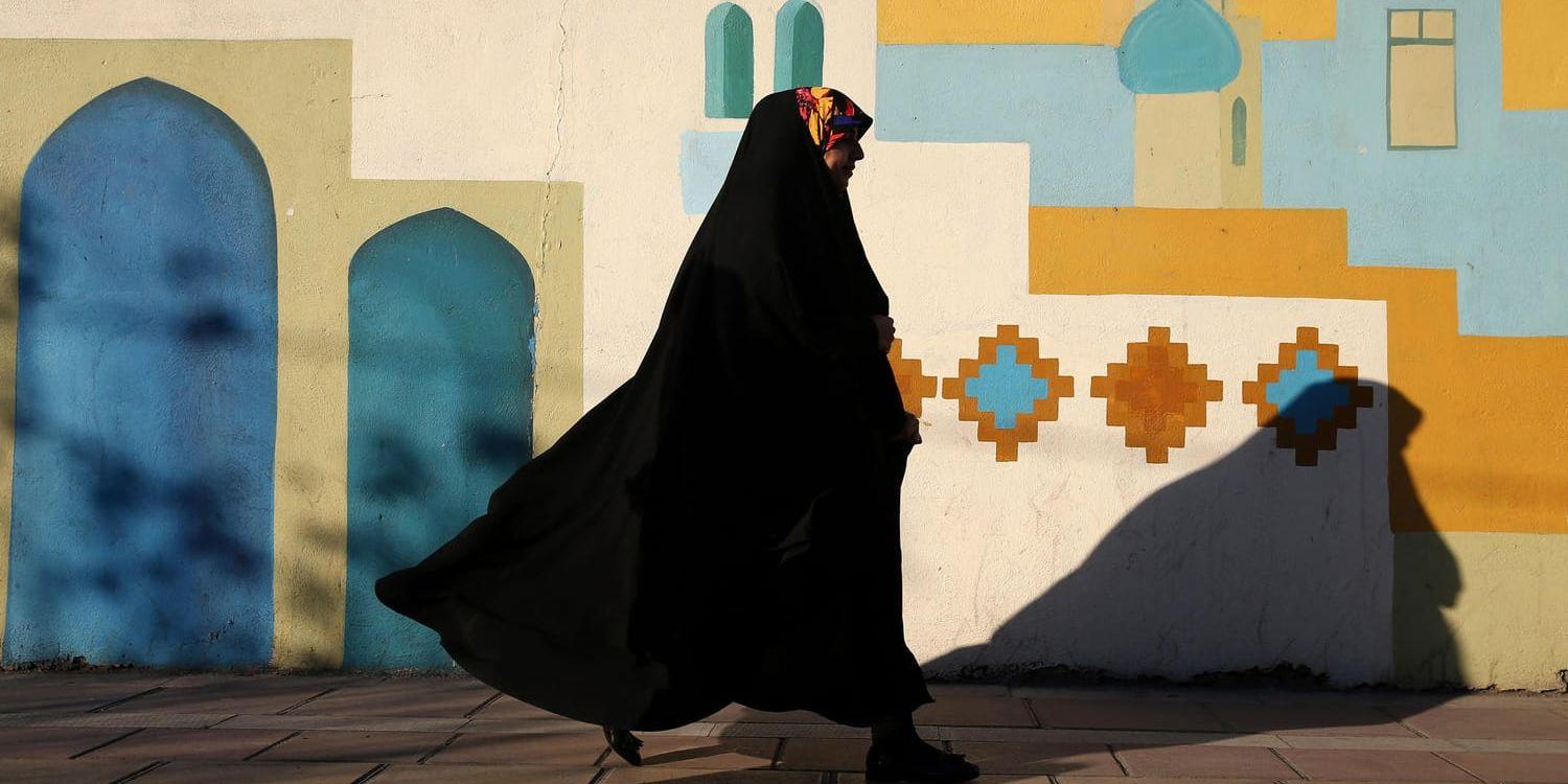 Sedan revolutionen 1979 är det förbjudet för kvinnor i Iran att röra sig utomhus utan att täcka håret. Kvinnorna på bilden har ingen koppling till texten.