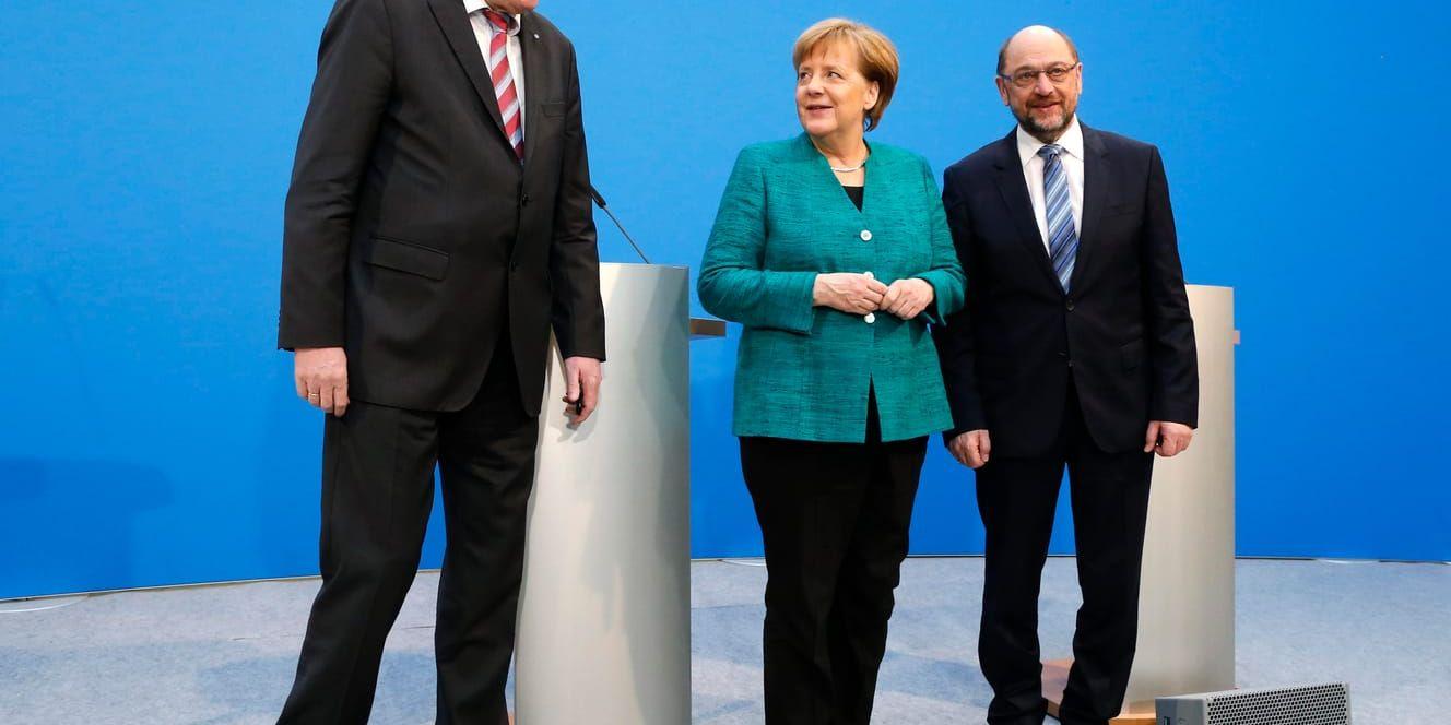 CDU-ledaren Angela Merkel omgiven av CSU-ledaren Horst Seehofer och SPD-ledaren Martin Schulz på onsdagens presskonferens.