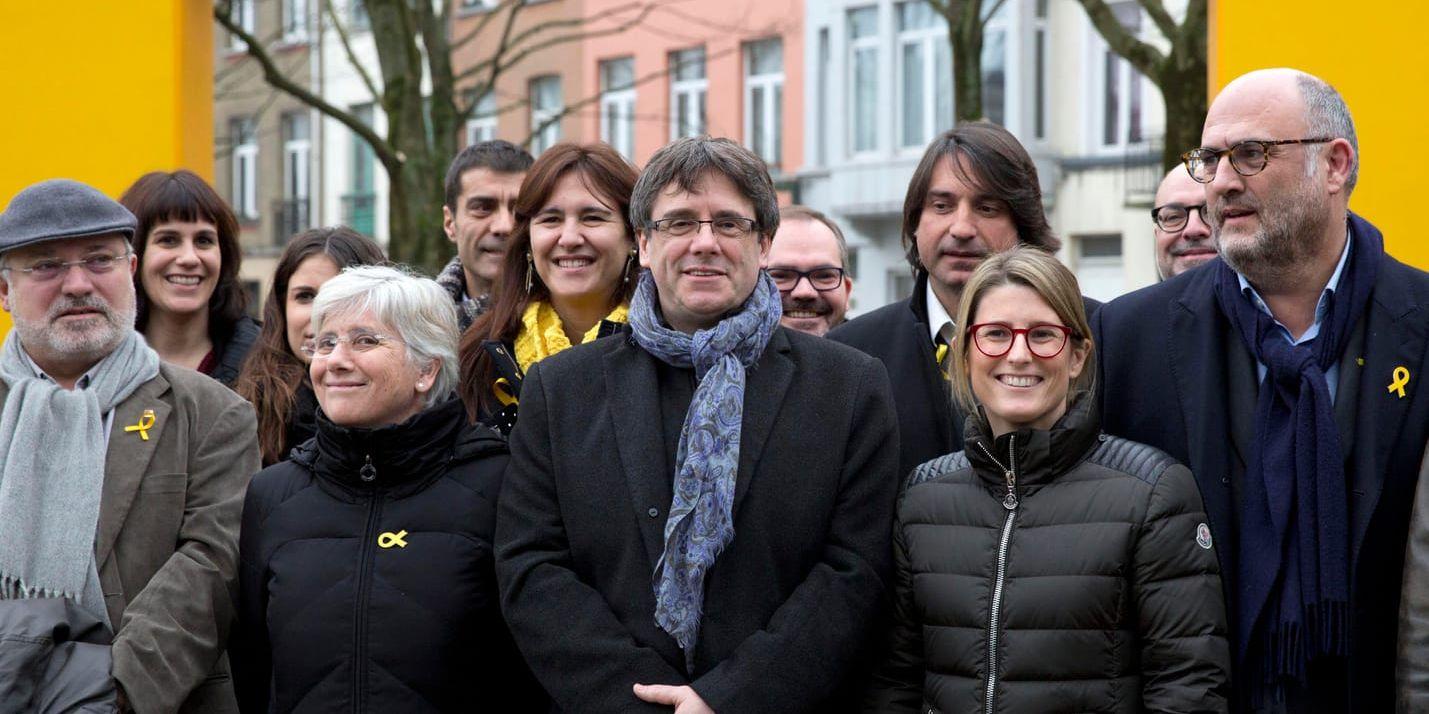 Kataloniens expresident Carles Puigdemont, i mitten, tillsammans med nyvalda ledamöter i det katalanska regionparlamentet från hans parti Tillsammans för Katalonien efter ett möte i Bryssel i fredags.