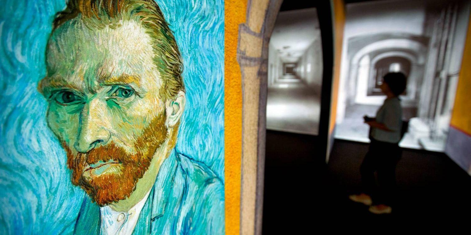 En besökare går förbi van Goghs självporträtt under en utställning i Peking i juni. Arkivbild.
