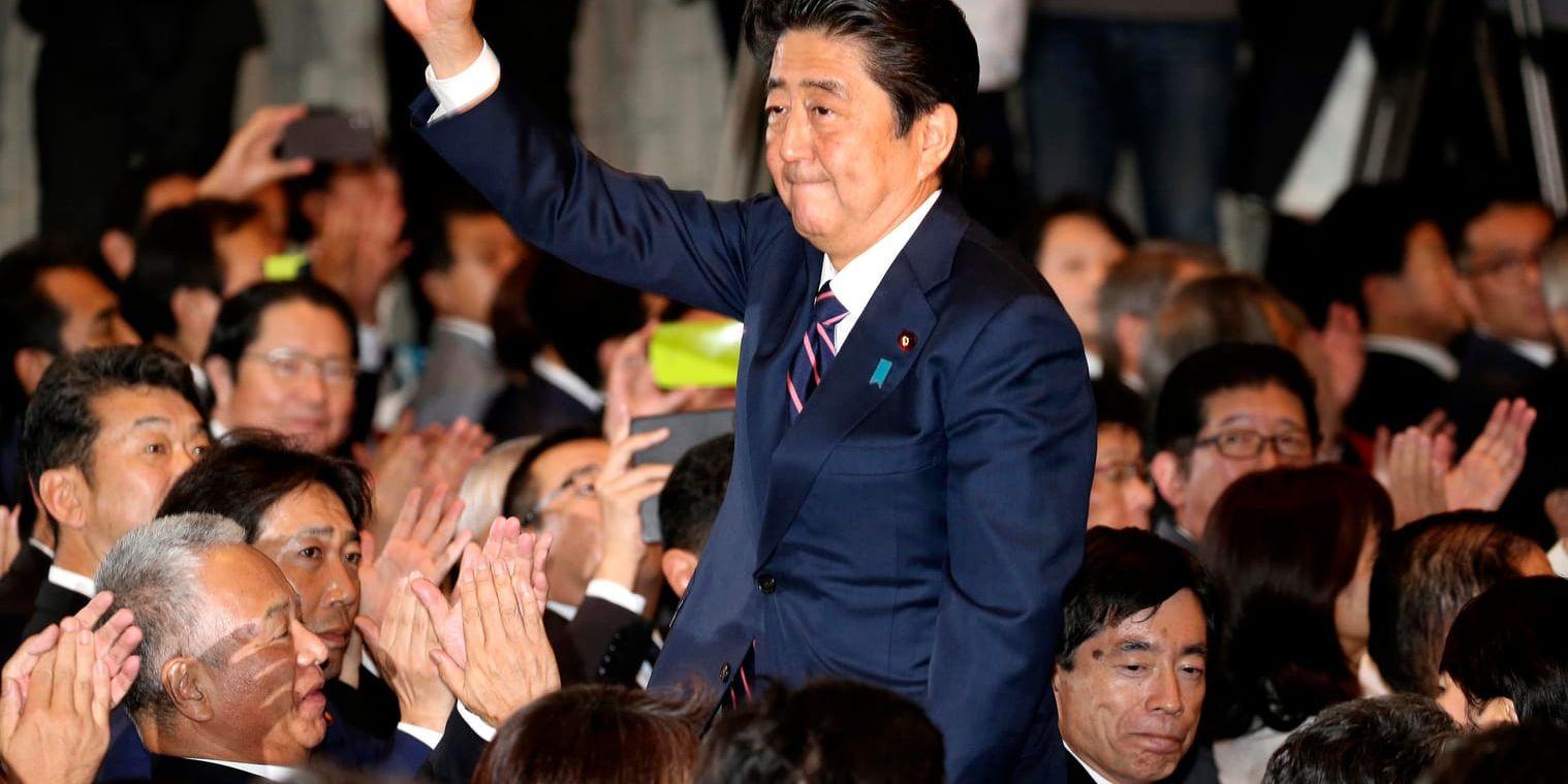 Shinzo Abe applåderas av parlamentsledamöter i Liberaldemokratiska partiet (LDP) efter att det han omvalts som deras ledare.