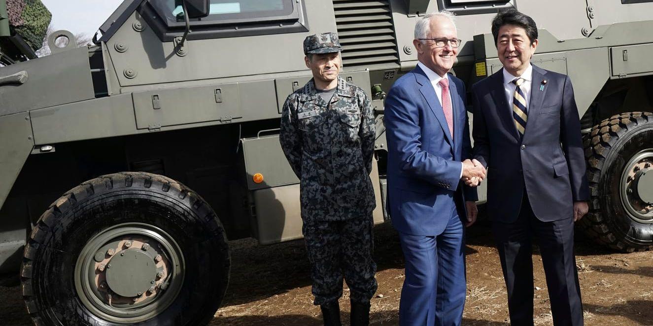 Malcolm Turnbull och Shinzo Abe på militäranläggningen öster om Tokyo.