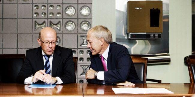 Samtidigt som koncernchefen Johnny Wärnelöv (till vänster) avviserar satsningar i Halmstad, meddelar han att Bengt Sjöholm (till höger) byts ut som vd för Tylö AB. Bilden är från augusti förra året då finska Helo Groups köp av Tylö presenterades.