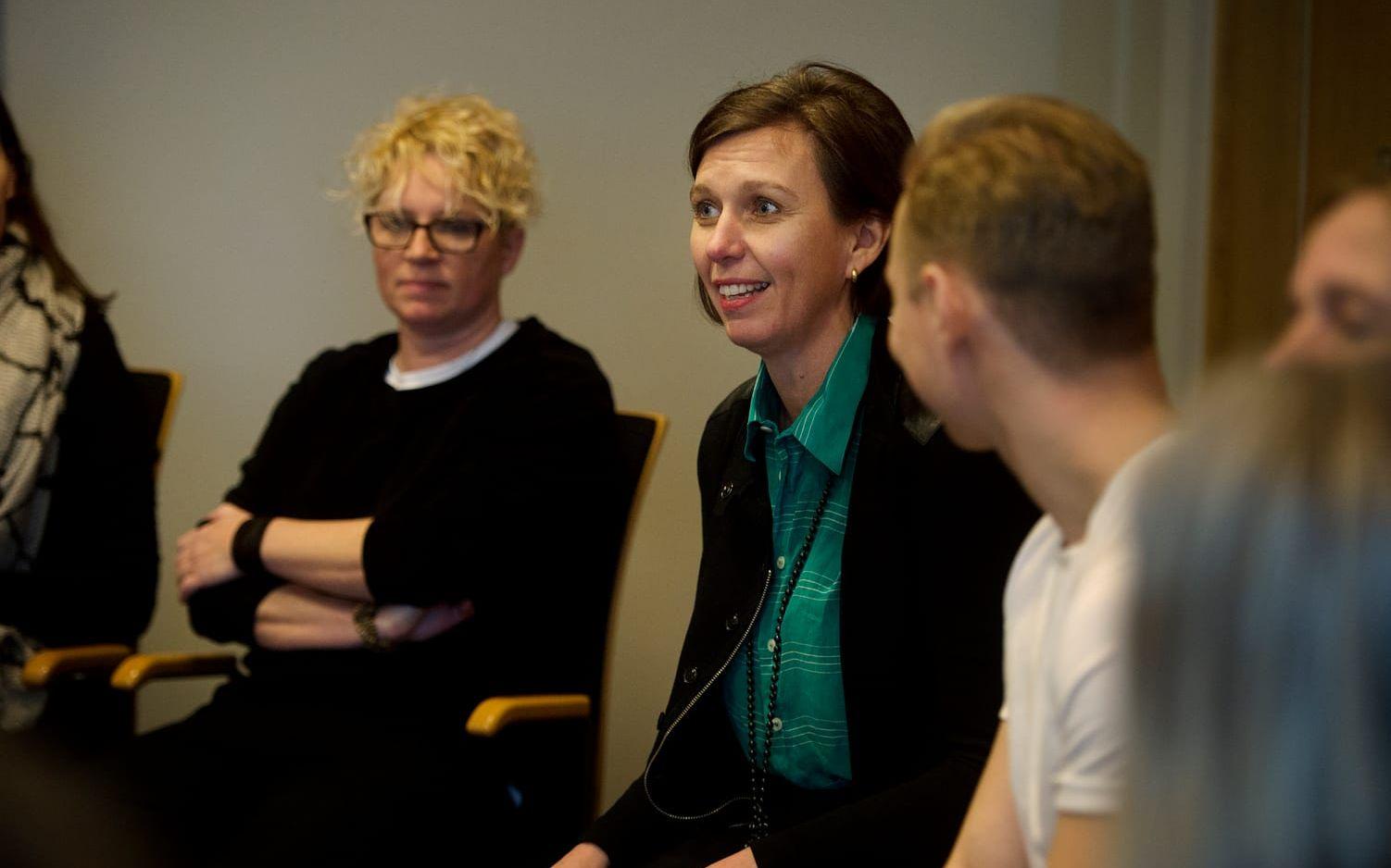 Anna Sjövall talar om förutsättningarna inför premiärrepetitionen. Bild: Lina Salomonsson