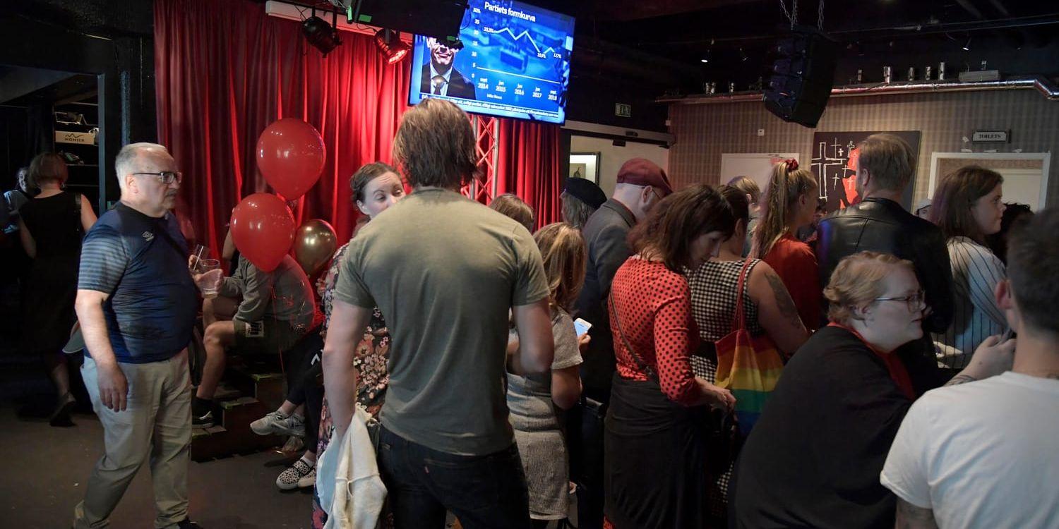 I väntan på valresultatet har Vänsterpartiet intagit Brooklyn bar på nattklubben Debaser i Stockholm.