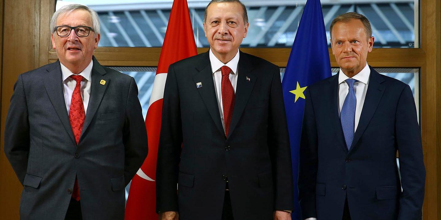 Turkiets president Recep Tayyip Erdogan omgiven av EU-kommissionens ordförande Jean-Claude Juncker och rådsordföranden Donald Tusk. Arkivbild.