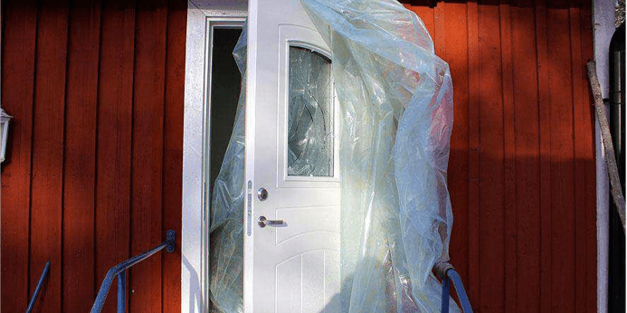 Tjuven hade krossat fönstret i bostadens ytterdörr för att ta sig in. Bild från polisens förundersökning.
