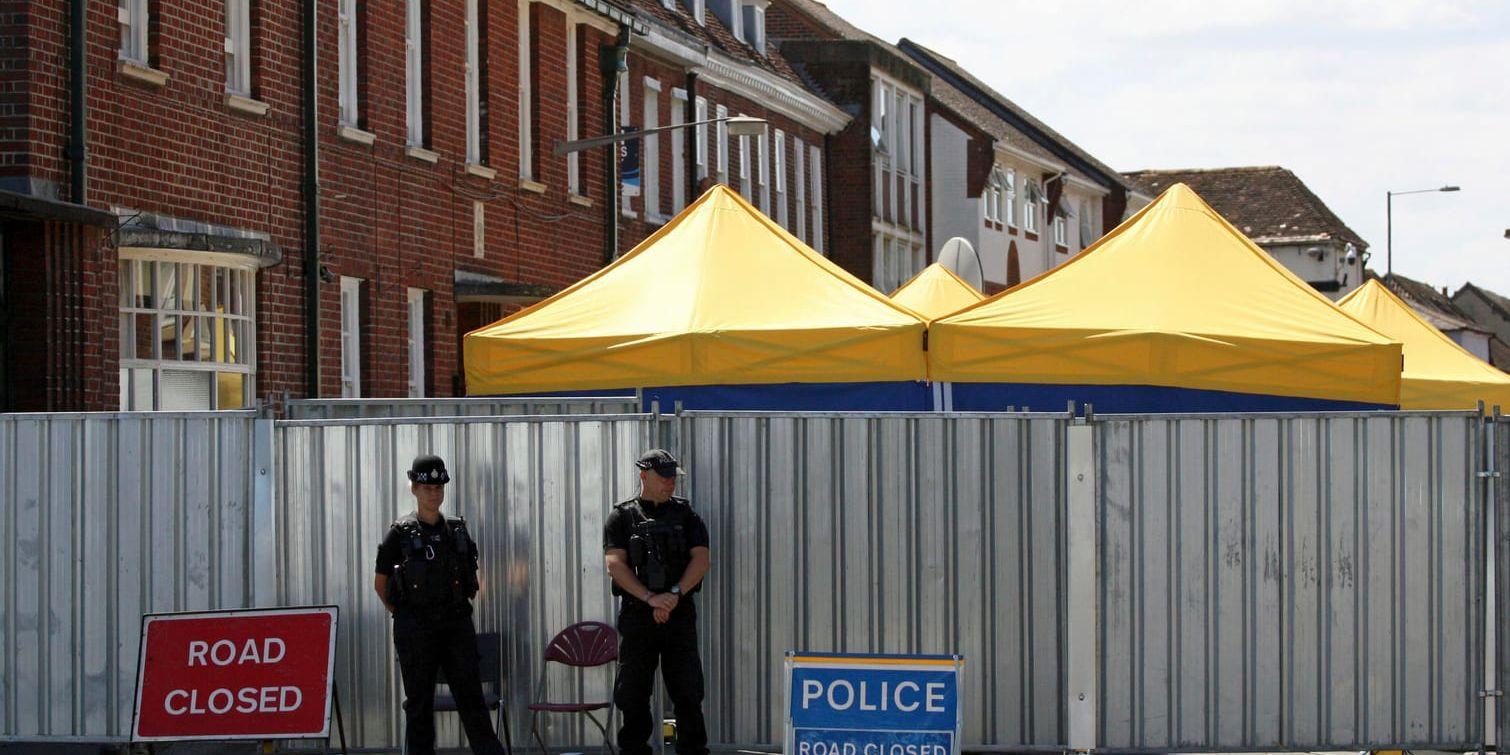 Poliser utanför ett område i Salisbury som genomsökts sedan det brittiska paret förgiftades av Novitjok, samma gift som användes mot ex-spionen Sergej Skripal och hans dotter tidigare i år.
