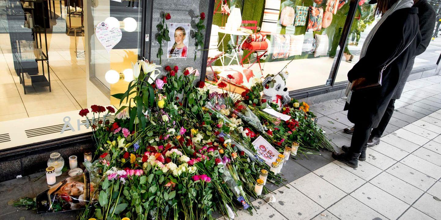 Blommor utanför varuhuset Åhléns på Drottninggatan i Stockholm, i samband med årsdagen efter terrordådet som ägde rum den 7 april 2017.