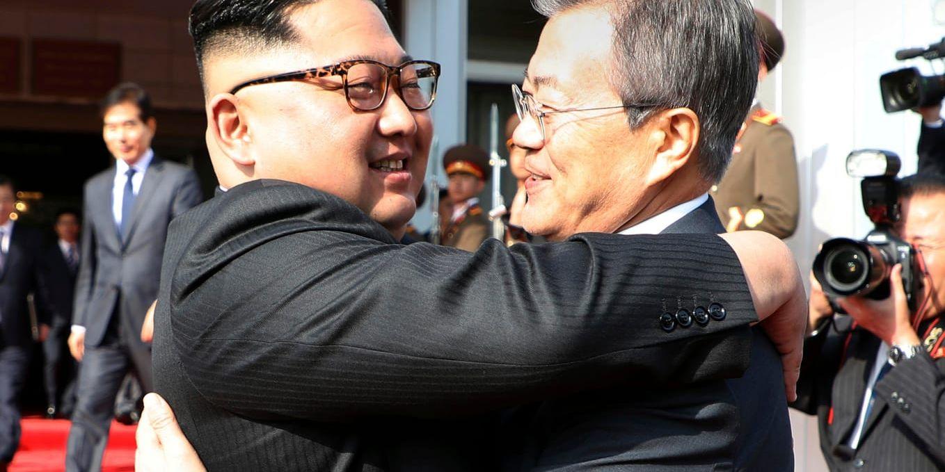 Moon Jae-In får en hejdå-kram av Kim Jong-Un efter lördagens möte i Panmunjom.