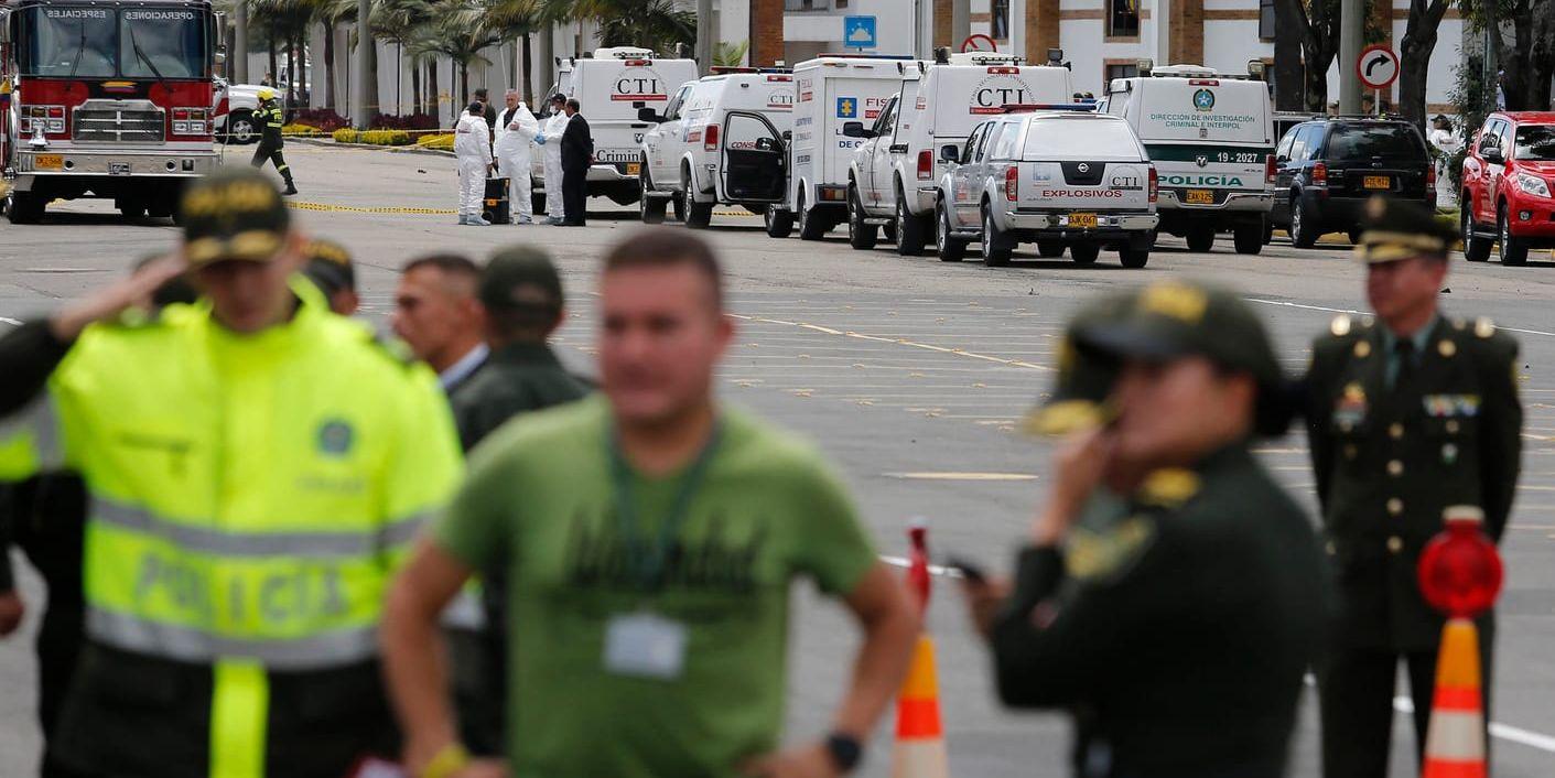 Polis har spärrat av platsen där en bilbomb exploderade i Bogotá.
