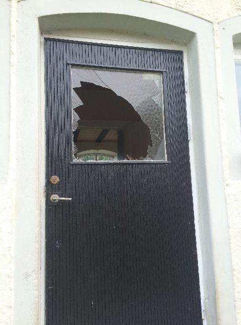 Genom att krossa rutan tog sig en inbrottstjuv in i den här bostaden i Halland. Bild: Polisens förundersökningsprotokoll.