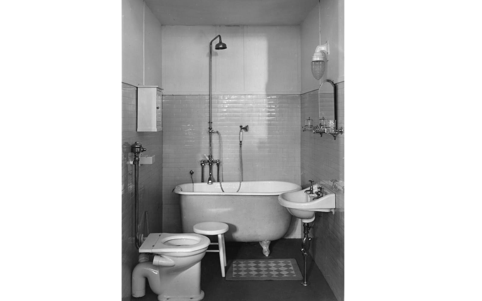 Alla skulle ha möjligheten att tvätta sig på 1930-talet. I små badrum kunde det installeras ett "garderobsbadkar".