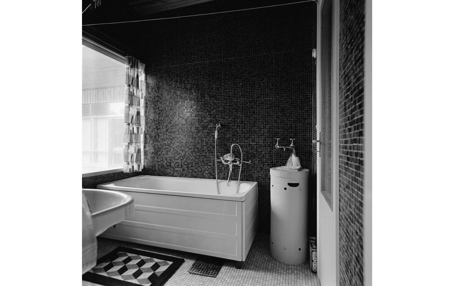 På 1950-talet höjdes levnadsstandarden för många genom att de fick ett badrum. Normen var att det skulle vara 2,5 kvadratmeter stort.