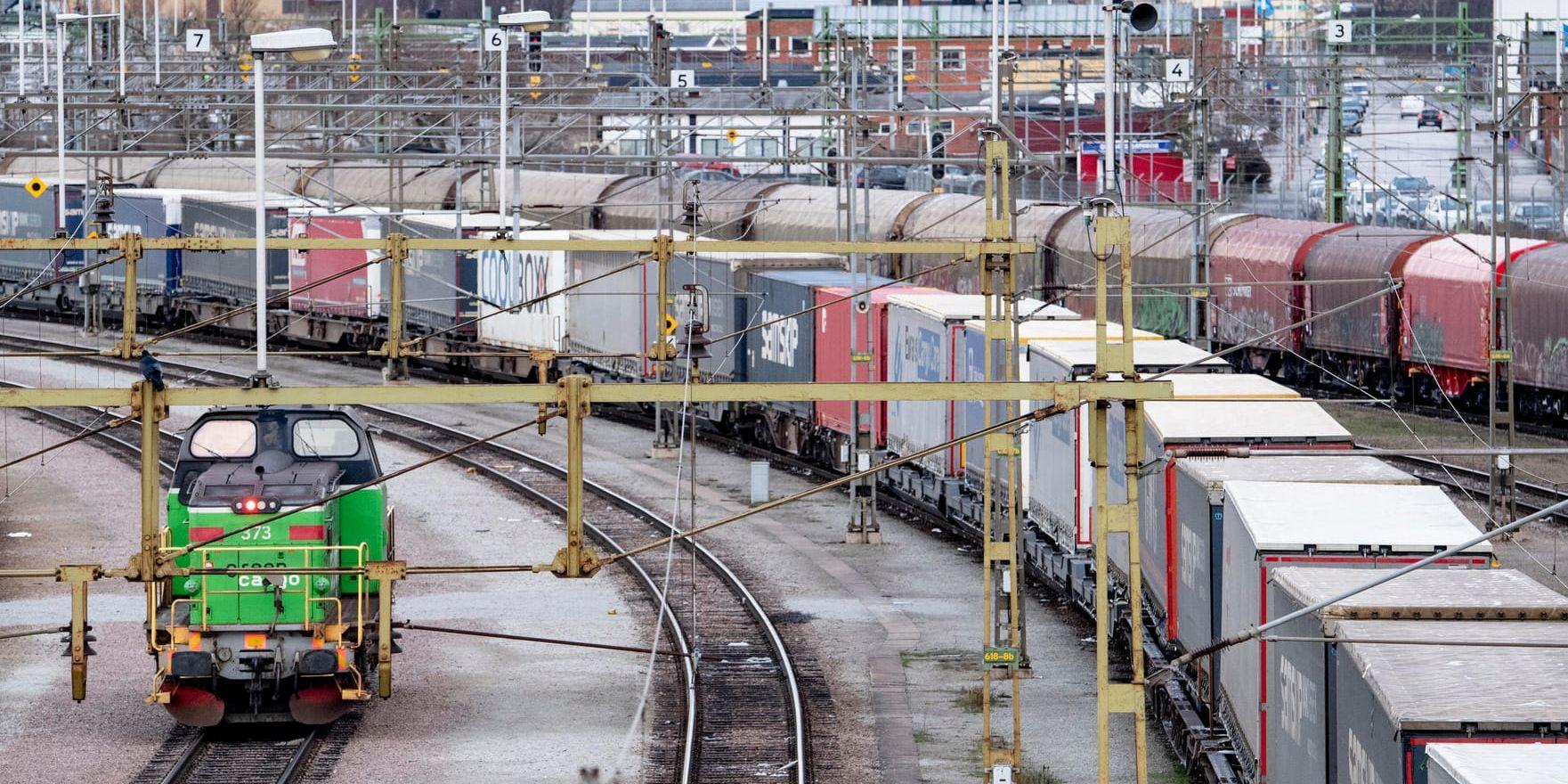 Ett godståg lastat med lastbilstrailers i Malmö. Arkivbild.