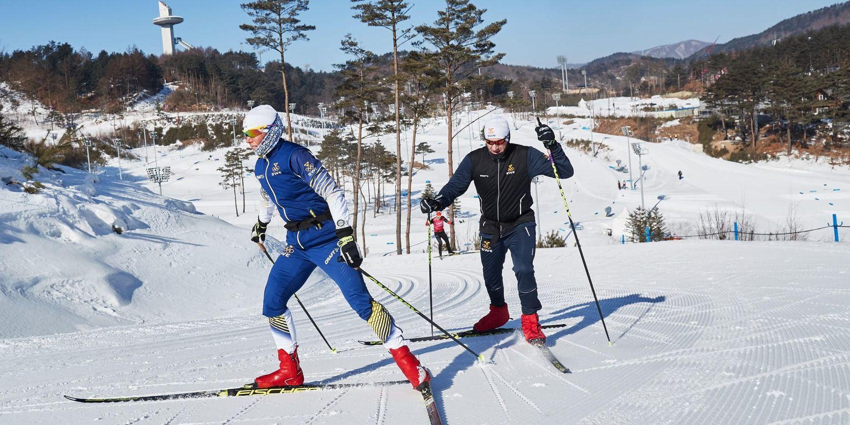 Charlotte Kalla har haft med sig sin personliga tränare Magnus Ingesson under de senaste dagarnas träning på OS-skidstadion i Sydkorea. Det verkar som att Ingesson, som inte tillhör det ordinarie landslaget, kommer att kunna vara med på OS-träningarna även fortsättningsvis.