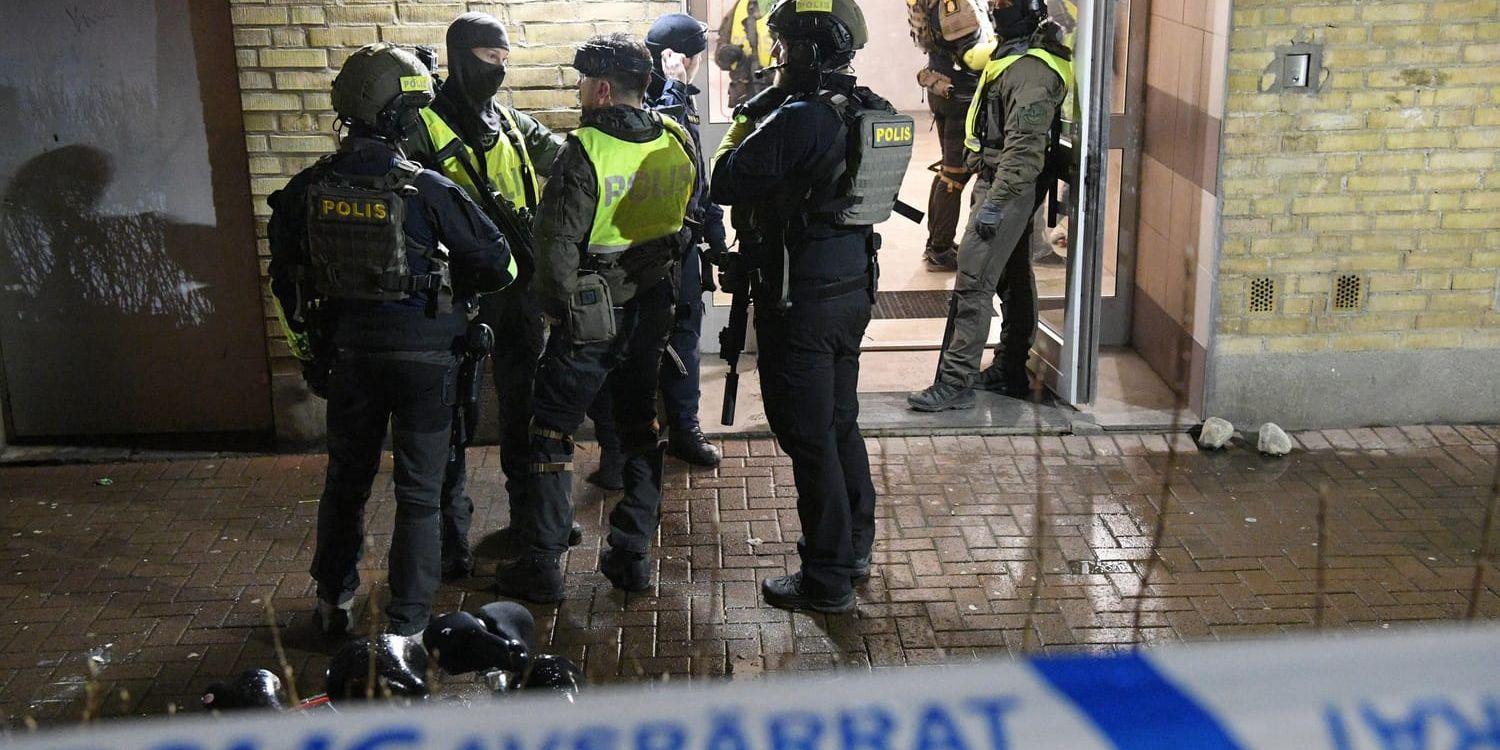En man sköts ihjäl i stadsdelen Hermodsdal i Malmö på fredagskvällen.