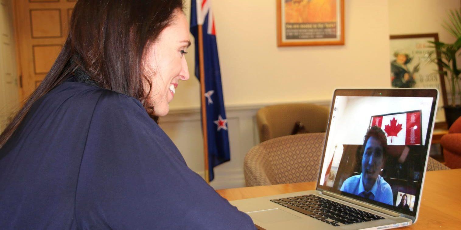 Jacinda Ardern tar emot ett videosamtal från sin kanadensiske kollega Justin Trudeau i Wellington i oktober. Med sina 37 år är ju inte Ardern någon tonåring, men hon anses symbolisera en yngre trend i världspolitiken.