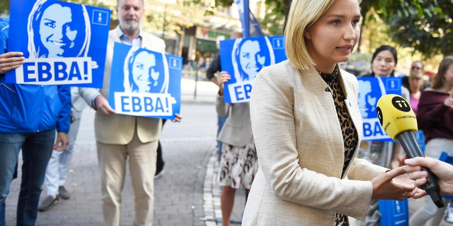 Kristdemokraternas partiledare Ebba Busch Thor valspurtar i medvind på Stureplan i Stockholm.