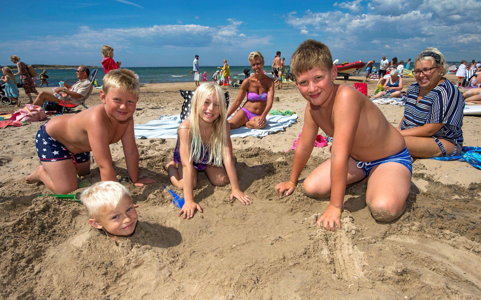 Melker Jansson, Elin Syren, Gabriel Jansson och Milo Syren firar sommarlovet på stranden. Då blir det en hel del bad och en och annan kompis grävs ner i sanden. 