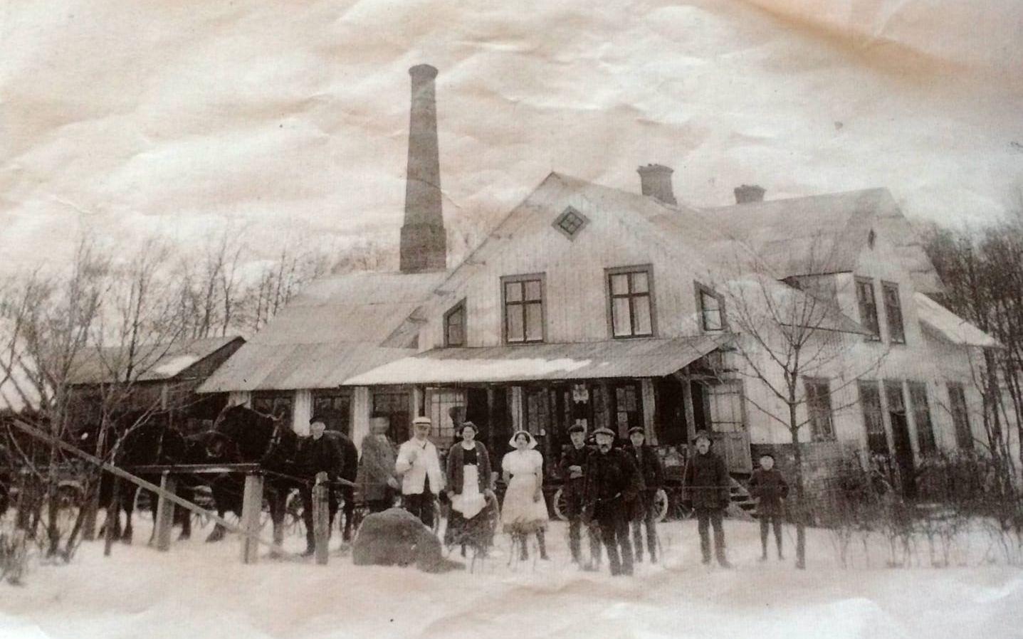 1915. En vintrig bild från Lerdala med mejeripersonalen och vad som troligen är en mjölkskjuts.