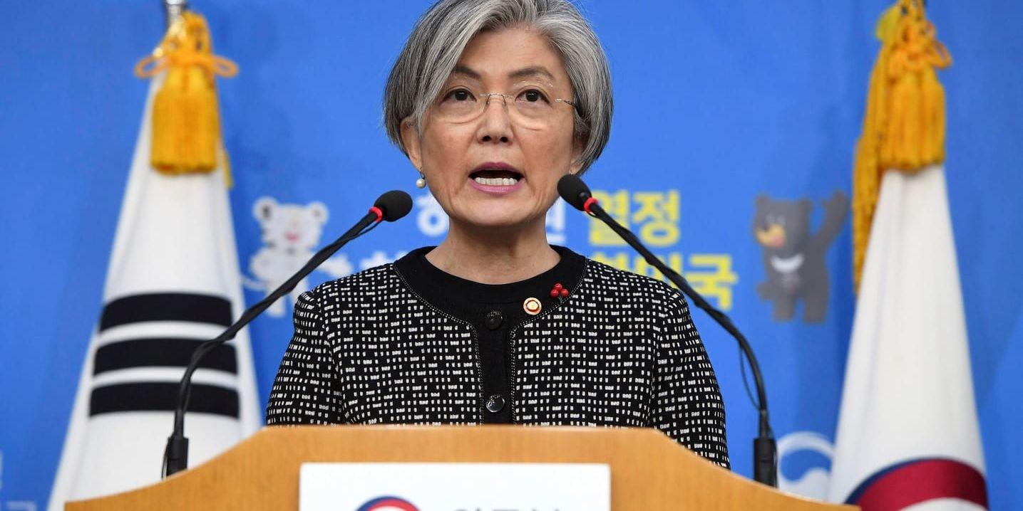 Sydkoreas utrikesminister Kang Kyung-Wha ber om ursäkt för 2015 års avtal vid en presskonferens.