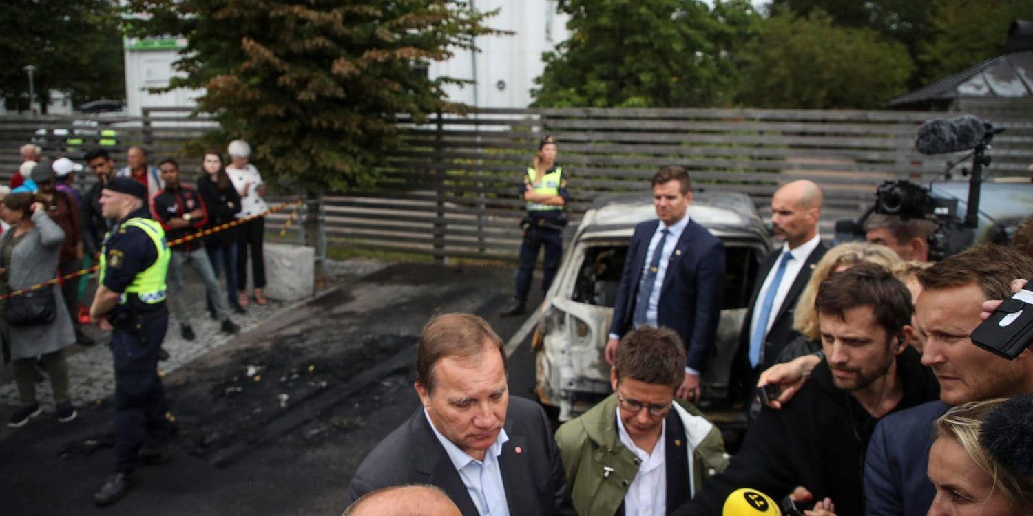 Stefan Löfven besökte Frölunda torg i Göteborg under tisdagen, där en stor del av bilbränderna inträffade.