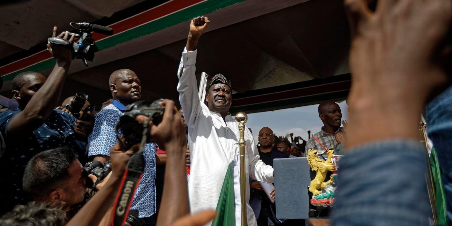 Raila Odinga inför sina anhängare på den alternativa presidentceremonin.