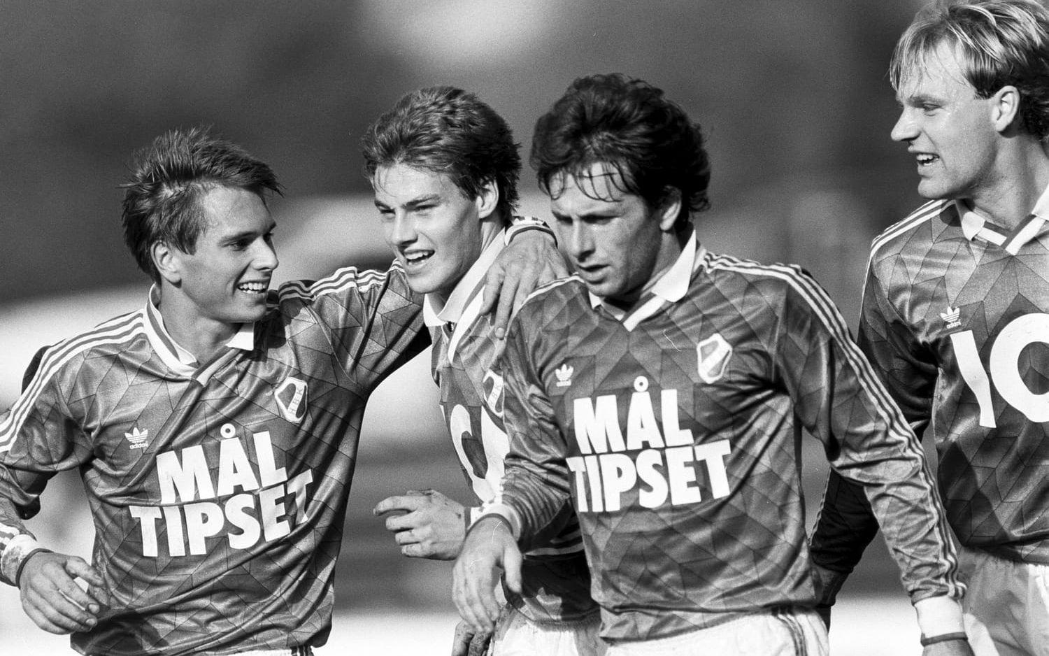 Jonas Axeldal, Niklas Gudmundsson, Janne Jönsson och Torbjörn Arvidsson jublar efter ett mål i en match mellan HBK och Hammarby 1990. Bild: Bildbyrån, arkiv