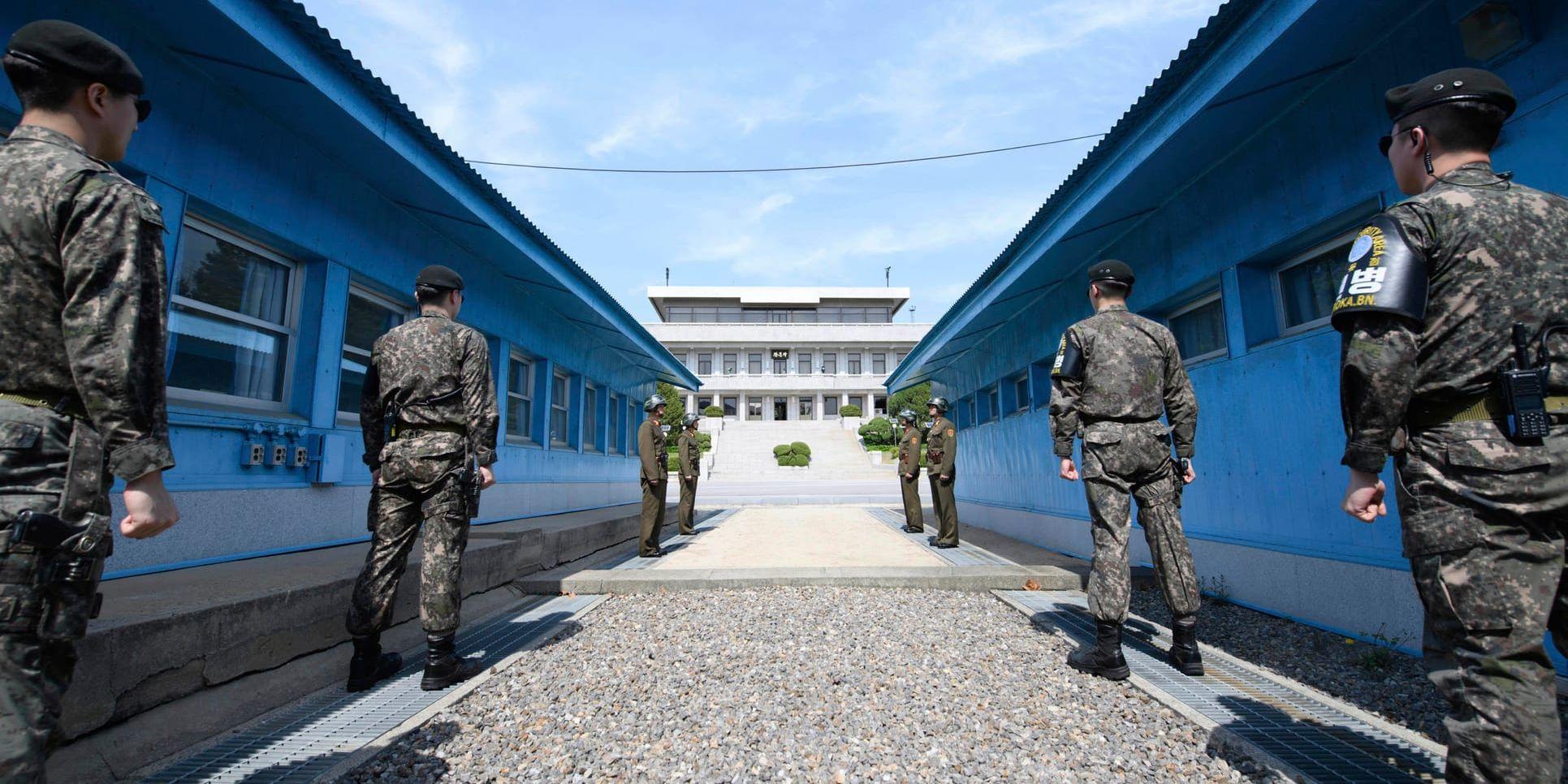 Fyra nordkoreanska och fyra sydkoreanska soldater står vakt vid gränsstaden Panmunjom.