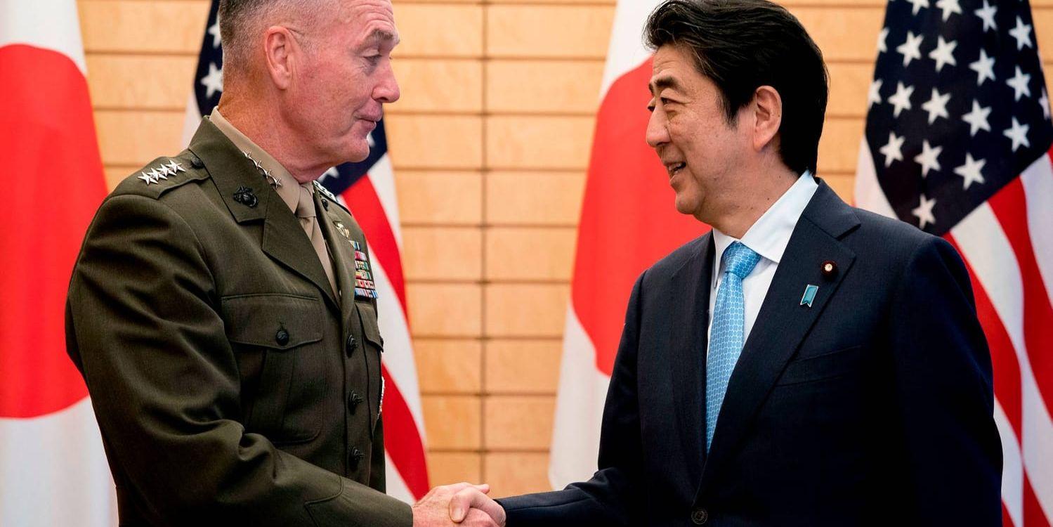 USA:s högste militärchef Joseph Dunford skakar hand med Japans premiärminister Shinzo Abe.