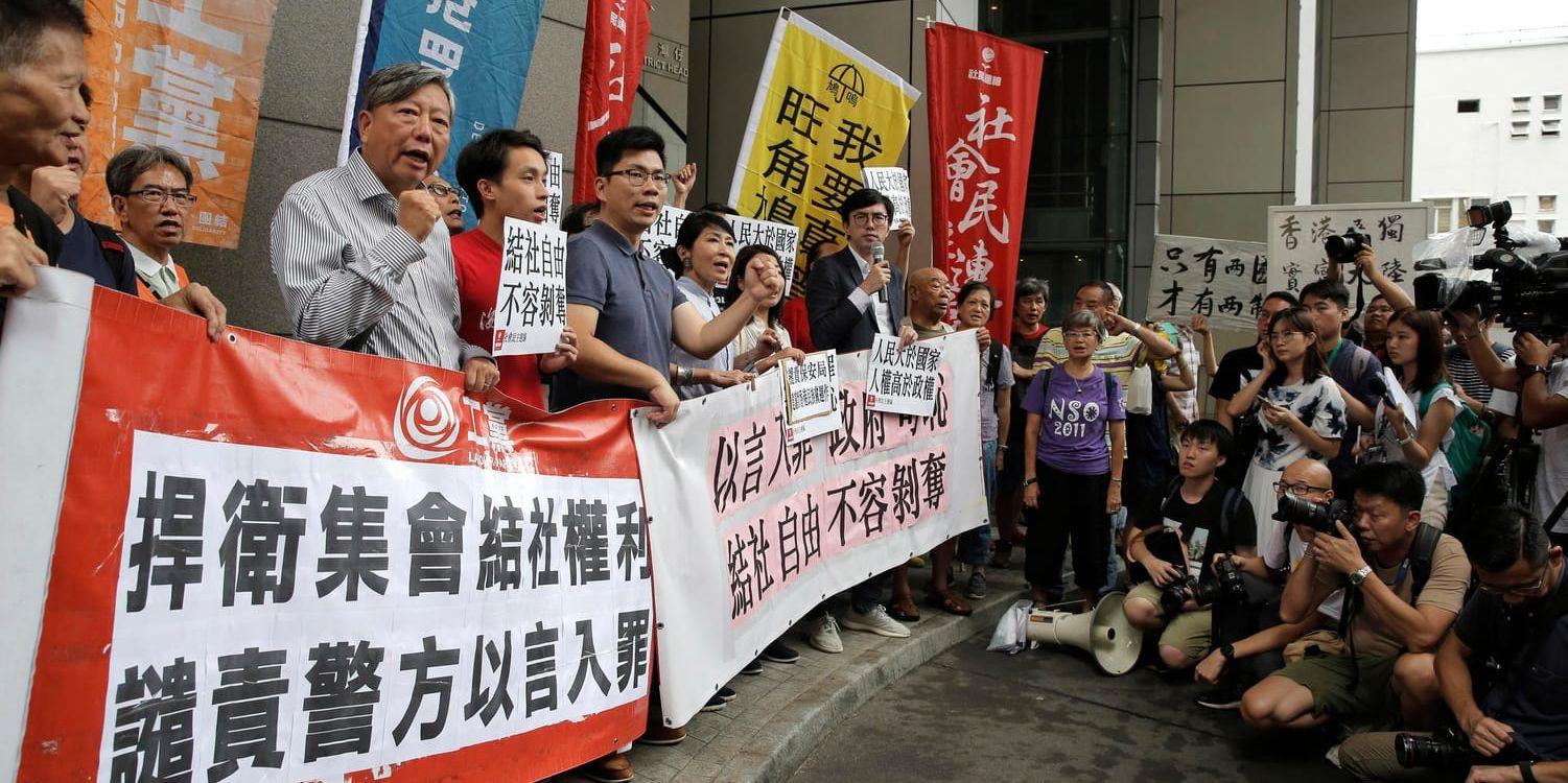 Aktivister utanför polisens högkvarter i Hongkong i juli i år. Arkivbild.