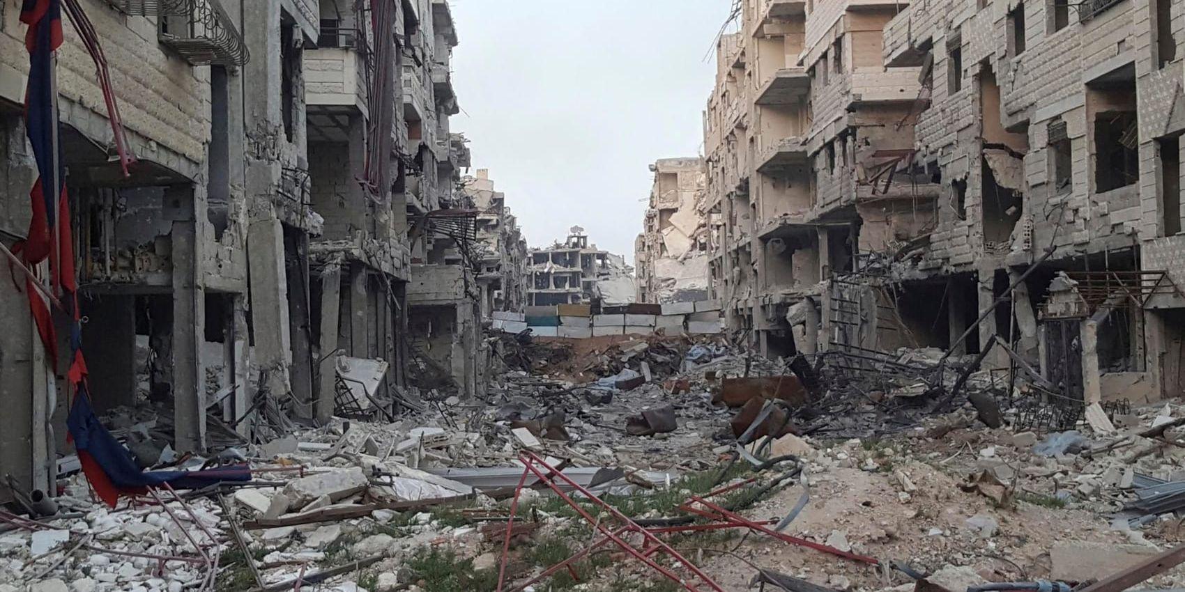Total förstörelse i staden Harasta, strax öster om huvudstaden Damaskus. Kriget i Syrien kräver nu färre dödsoffer. Arkivbild.