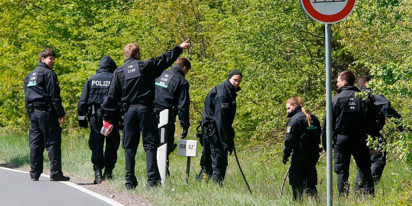 Tysk polis genomsöker skog i Oberursel. Arkivbild från tidigare antiterroringripande, i april i år.