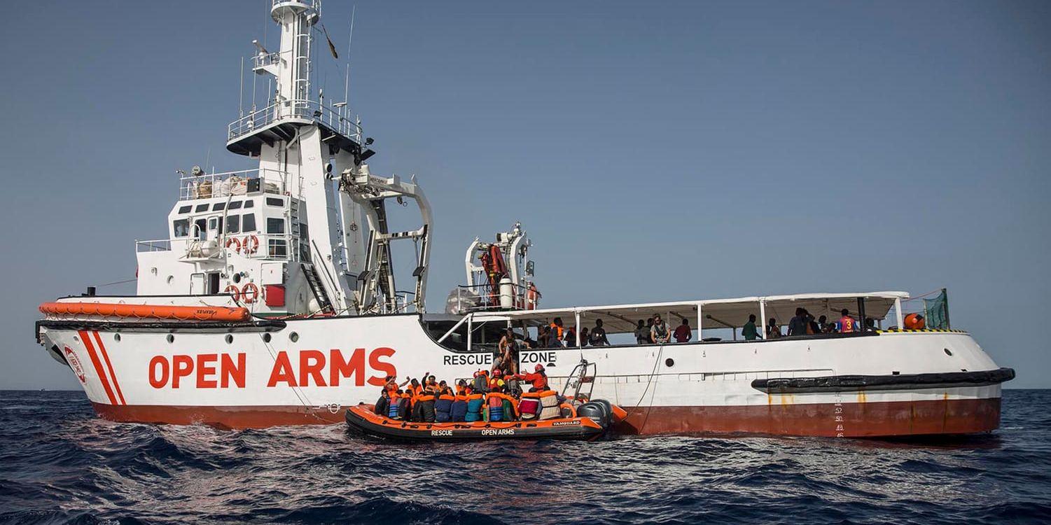 Ett skepp från den spanska ickestatliga organisationen Proactiva Open Arms plockar upp migranter utanför Libyens kust. Sedan fartyget nekats lägga till i Italien söker det nu efter en annan hamn dit migranterna kan föras.