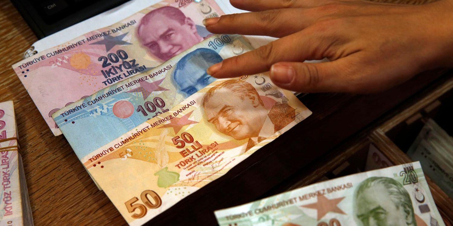 Turkiska sedlar räknas på ett växlingskontor i Istanbul i Turkiet.