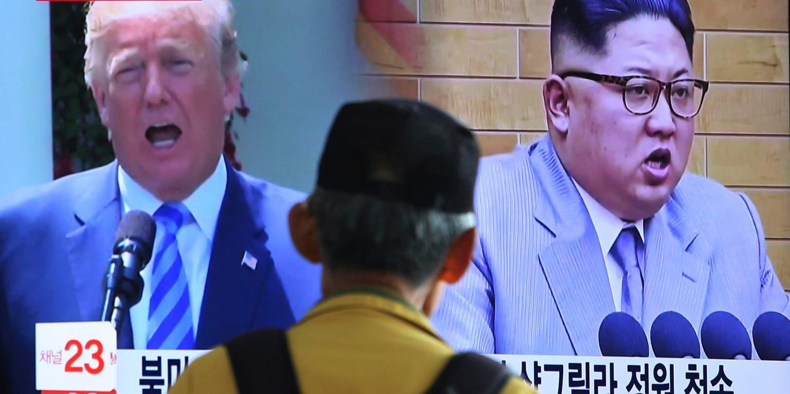 USA:s president Donald Trump och Nordkoreas ledare Kim Jong-Un på en tv-skärm på en station i Sydkorea.