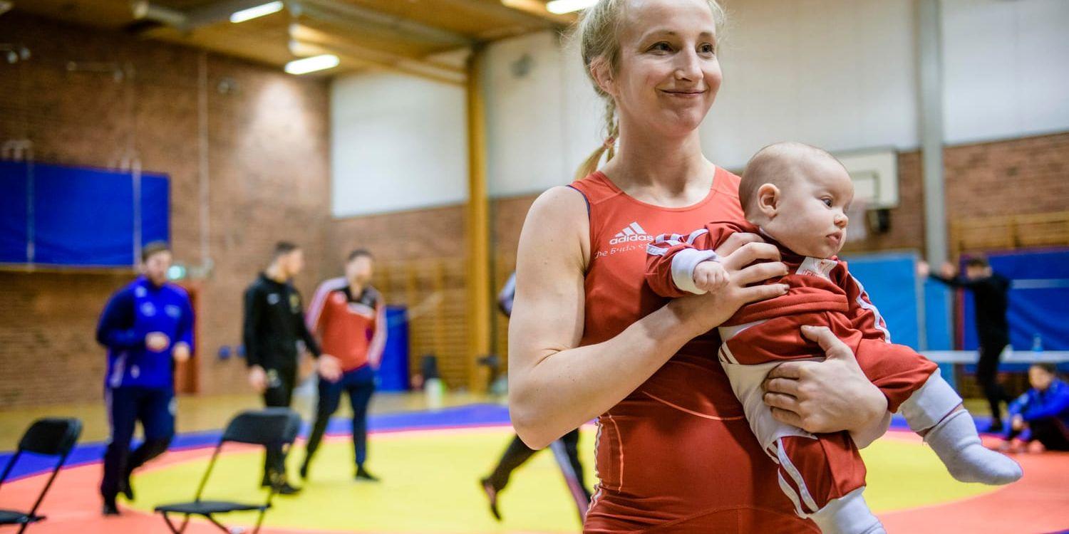 OS-bronsmedaljören Sofia Mattsson, som gör comeback efter barnafödande, tävlar i brottnings-SM i Brännkyrkahallen. Här med dottern My.