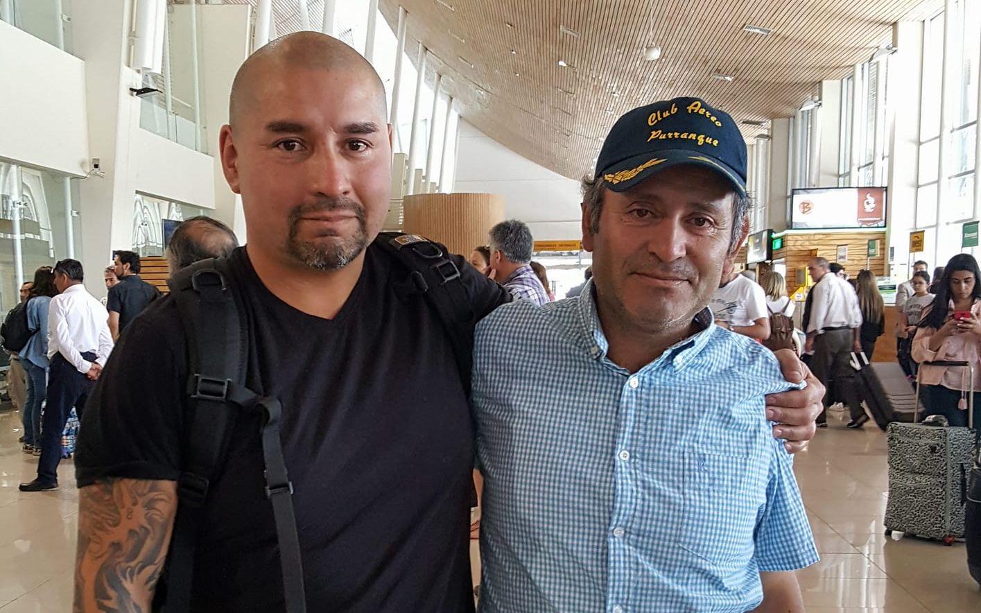 Bröder. Martin Wallberg möttes på flygplatsen i Chile av sin biologiska storebror Claudio. Bilden är tagen vid deras första möte. Bild: Privat