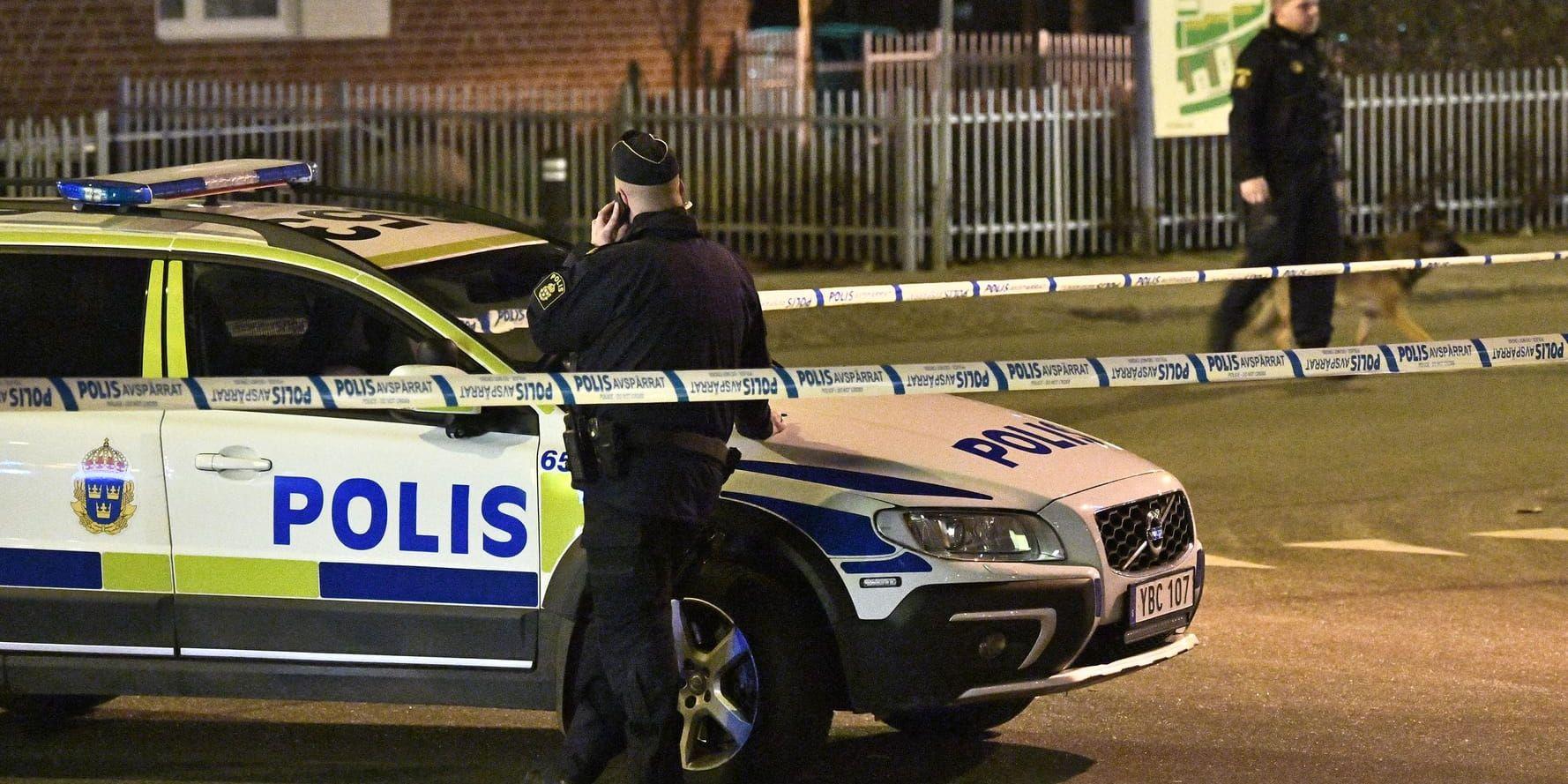 En yngre man har hittats skadad efter en misstänkt skottlossning på Erikfältsgatan i Malmö.