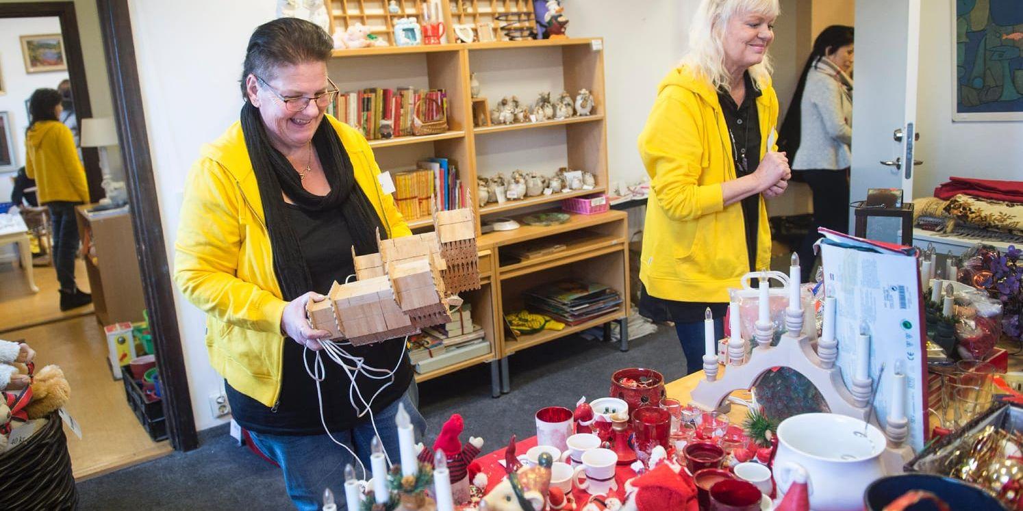 Ny butik med gamla ting. Anette Johansson och Agneta Lind berättar att den nystartade loppisen har lite av varje.