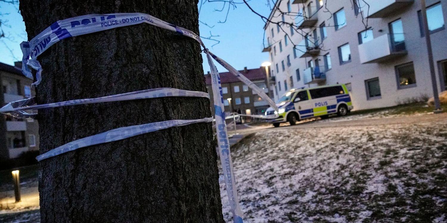 Polisen på plats i ett bostadsområde i Lund där en man hittades död i en bostad.