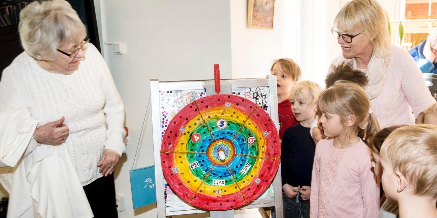 Avtäckning. Siv Svensson och barnen tog tillsammans bort skynket till Lyckohjulet när boendet tog emot gåvan.