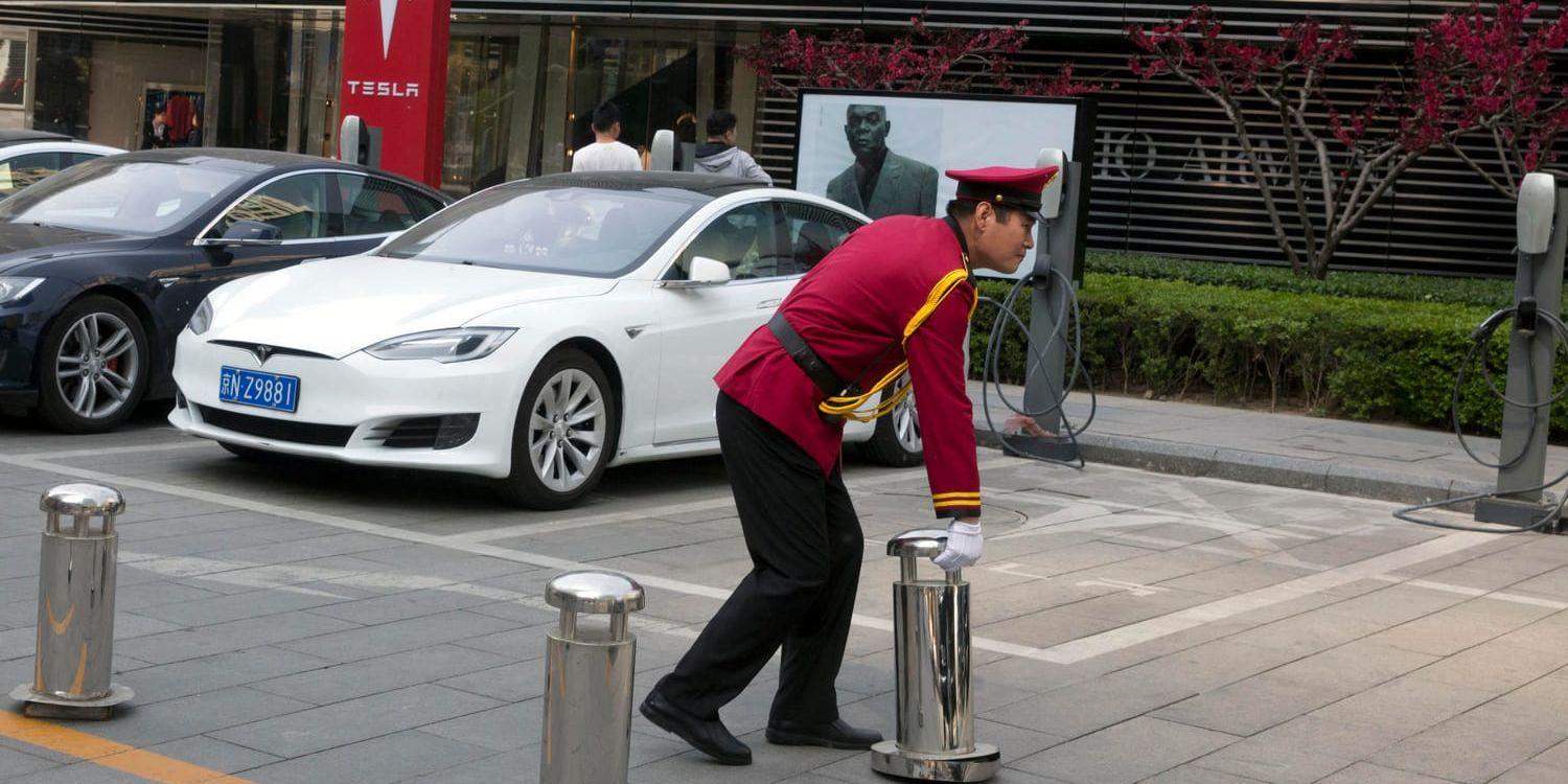 En vakt håller koll på en laddplats för Tesla-bilar i Peking. Arkivbild.