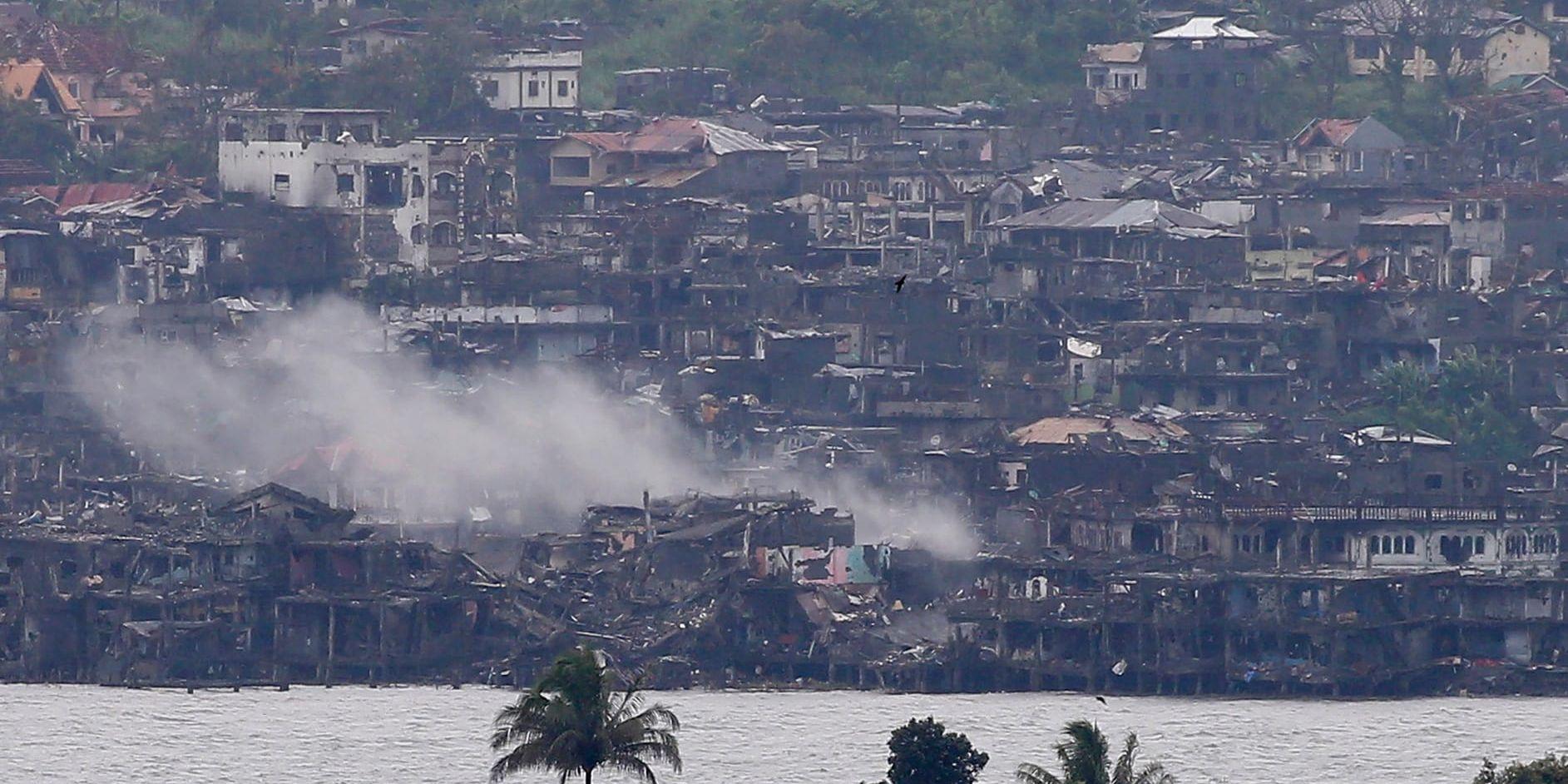 Rök stiger upp från Marawi i samband med de sista striderna om kontrollen av staden. Arkivbild.